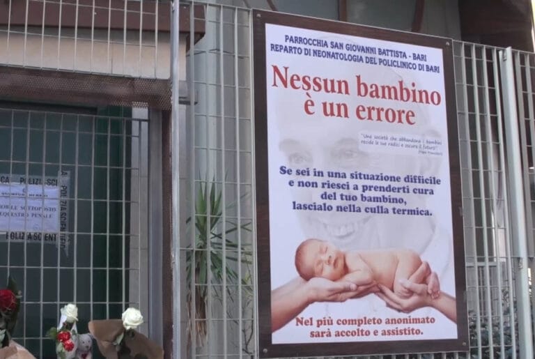 Nuovi sviluppi sul caso del neonato trovato morto nella culla termica a Bari