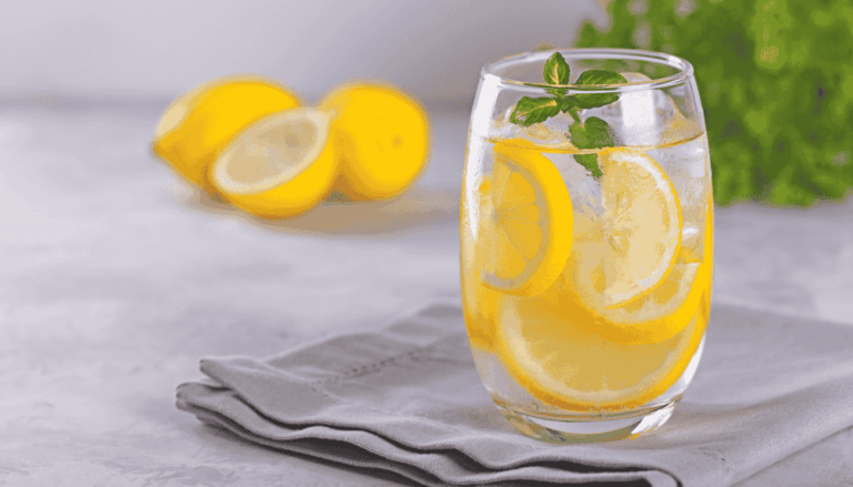 Acqua e limone al mattino: benefici e controindicazioni