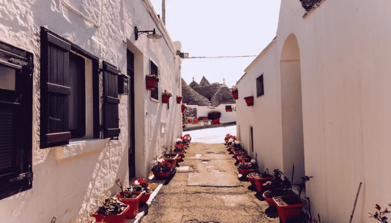 In questo borgo della Puglia vendono trulli a prezzi stracciati: è il momento giusto per investire.