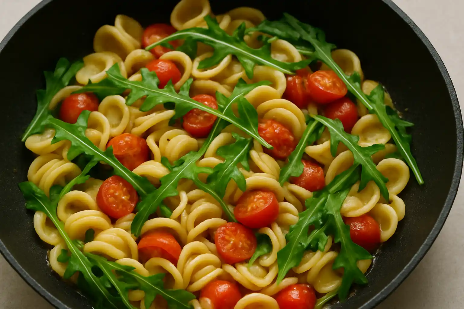 Pasta rucola e pomodorini alla pugliese