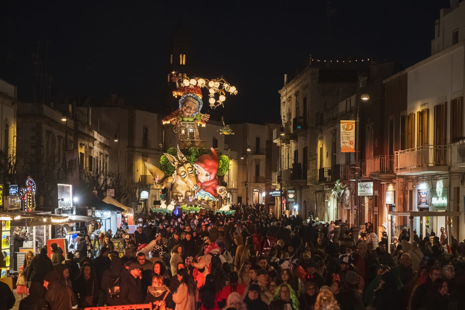 Carro Cappuccetto Rosso dell'edizione del 2025 - Credit: Sito ufficiale del carnevale di Putignano