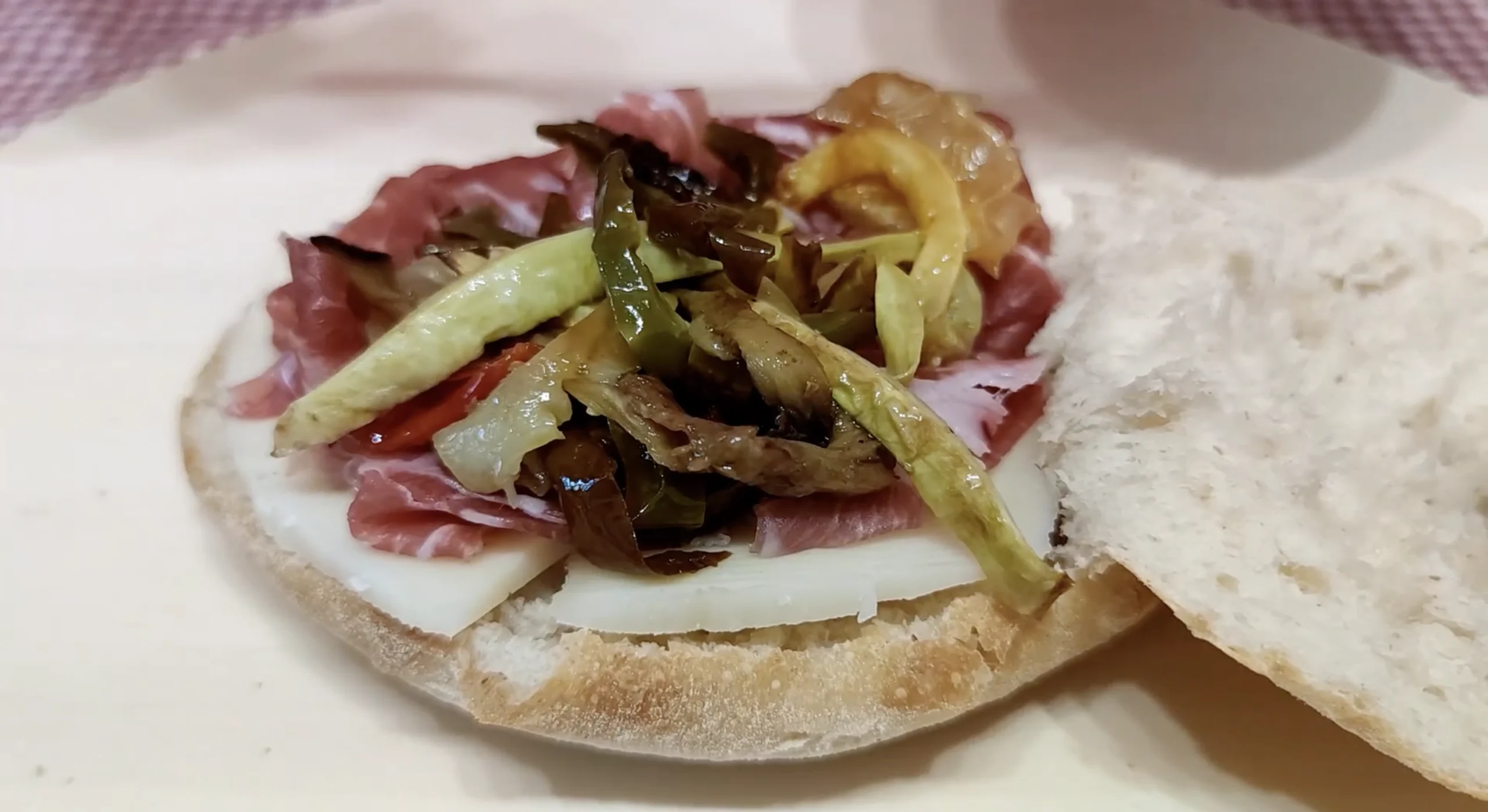 puccia salentina provola piccante, crudo e verdure alla scapece