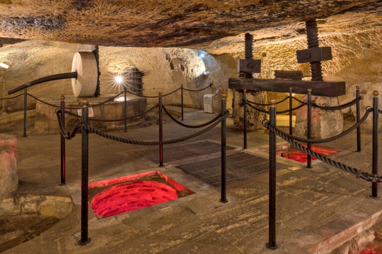 Interno di un frantoio ipogeo a Gallipoli, con la macina in pietra e i torchi scavati nella roccia