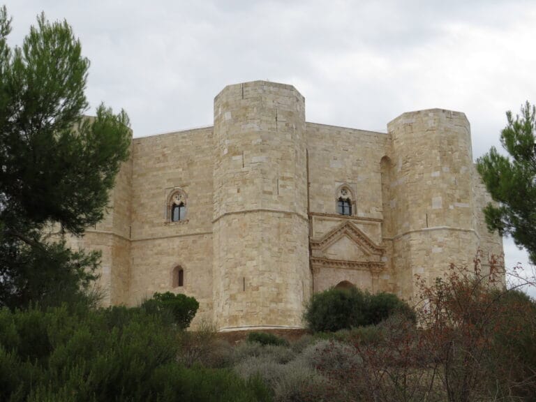 Castel del Monte, il castello ottagonale di Federico II ad Andria, visto da sud-est