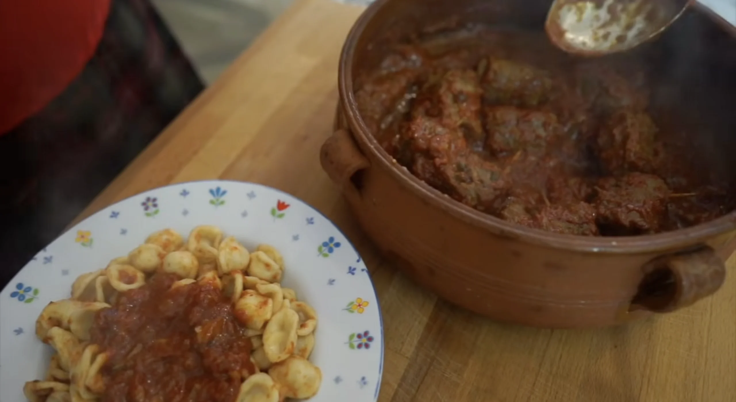 Orecchiette al ragù con una braciola alla barese