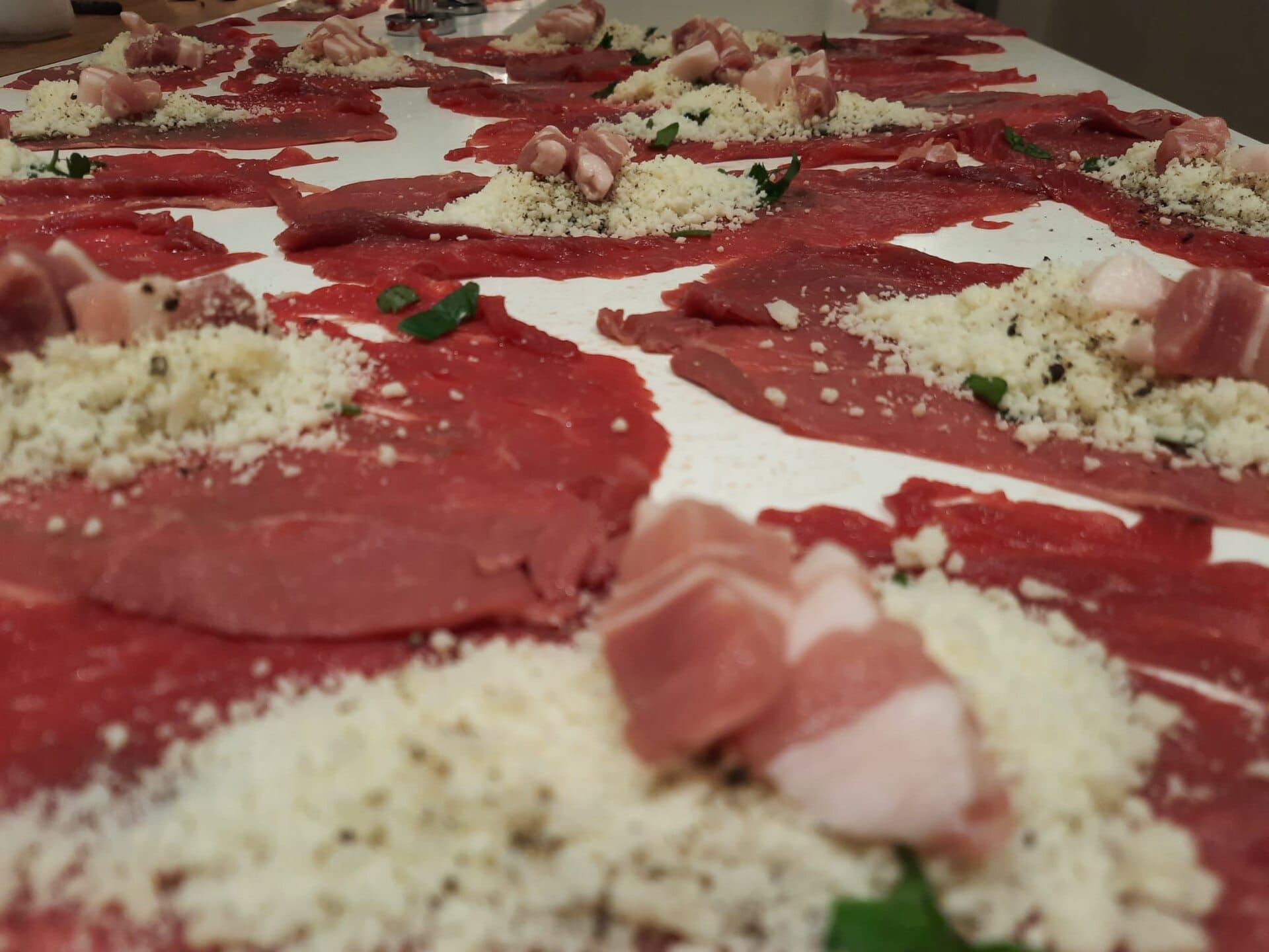 Fettine di manzo con pecorino, prezzemolo e lardo pronte per le braciole alla barese