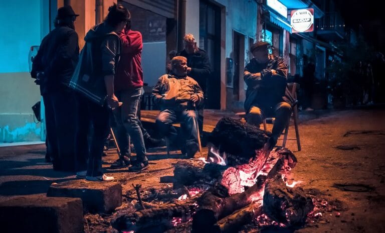 Falò dei Fucacoste in una strada di Orsara di Puglia la notte del 1° novembre