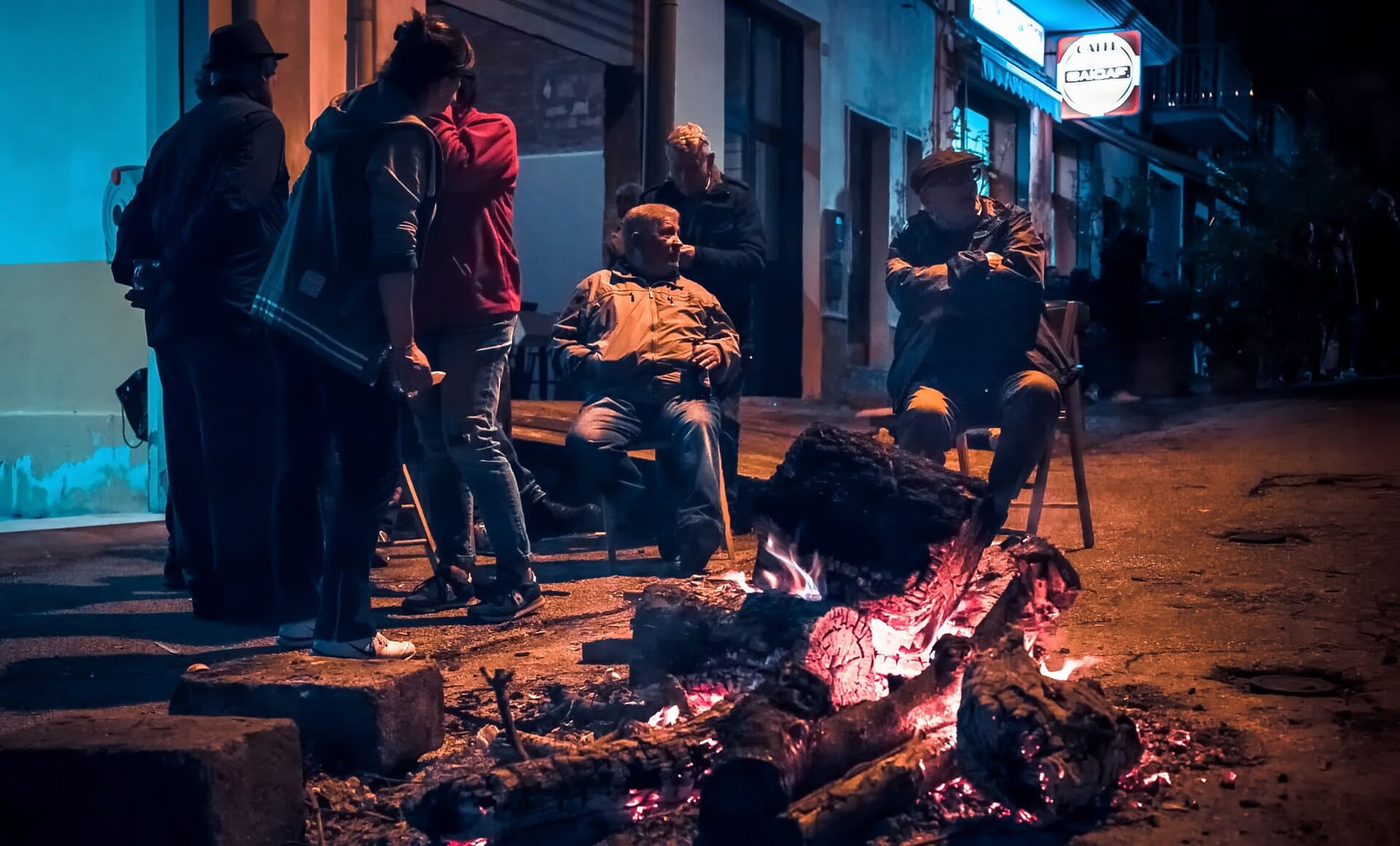 Falò dei Fucacoste in una strada di Orsara di Puglia la notte del 1° novembre